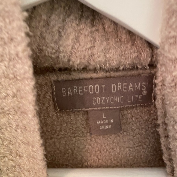 Barefoot dreams tan sweater - Picture 3 of 5